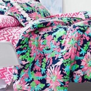 Lilly Pulitzer Sippin’ & Trippin queen bedding